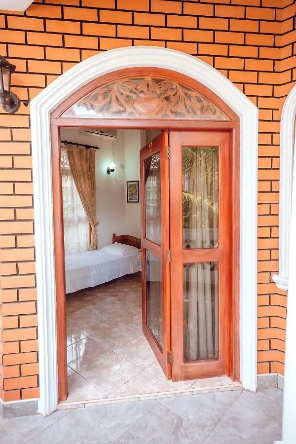 Village Inn Resort Негомбо